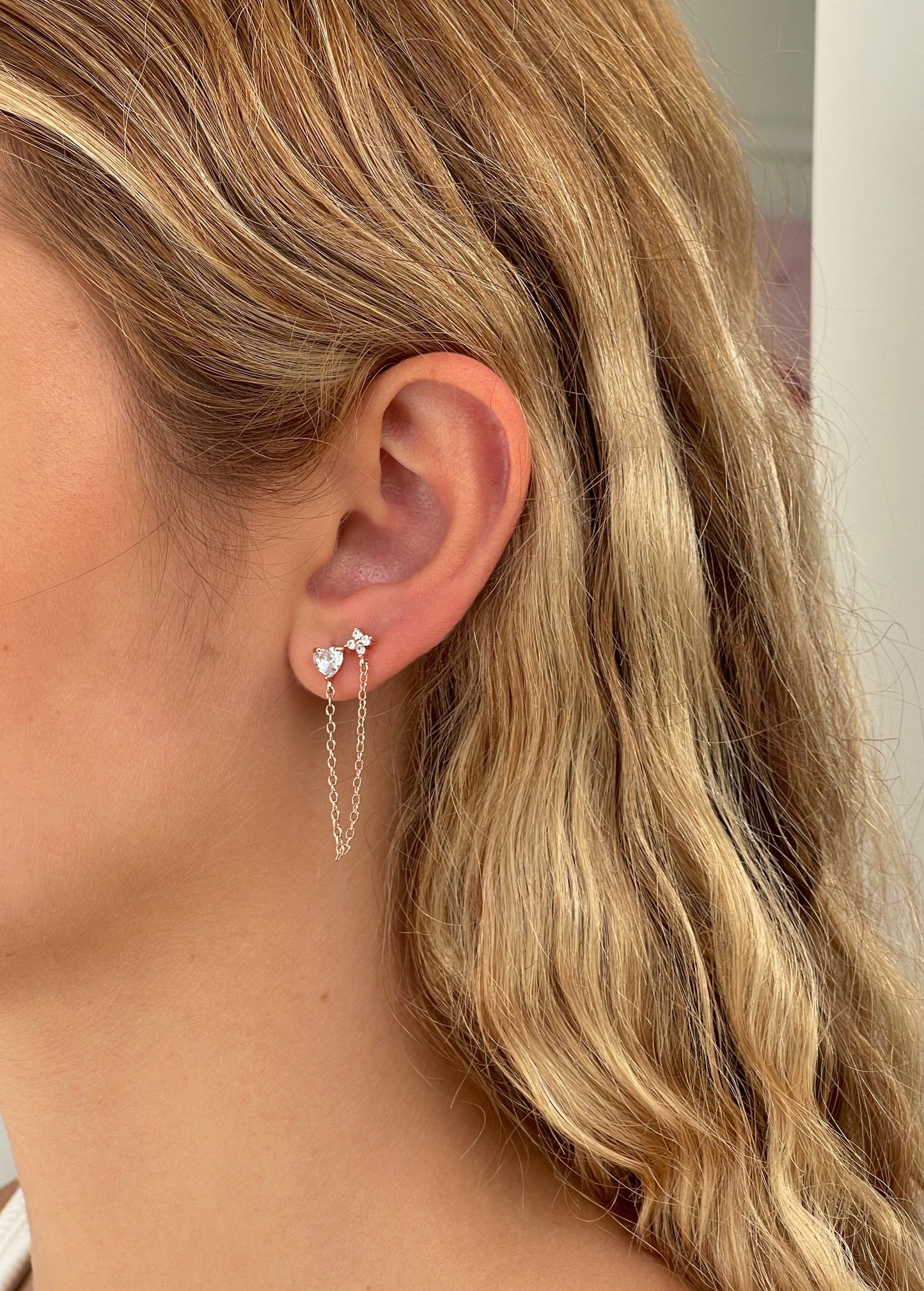 עגיל פרח משובץ עדין בשילוב זירקון לב מכסף אמיתי 925