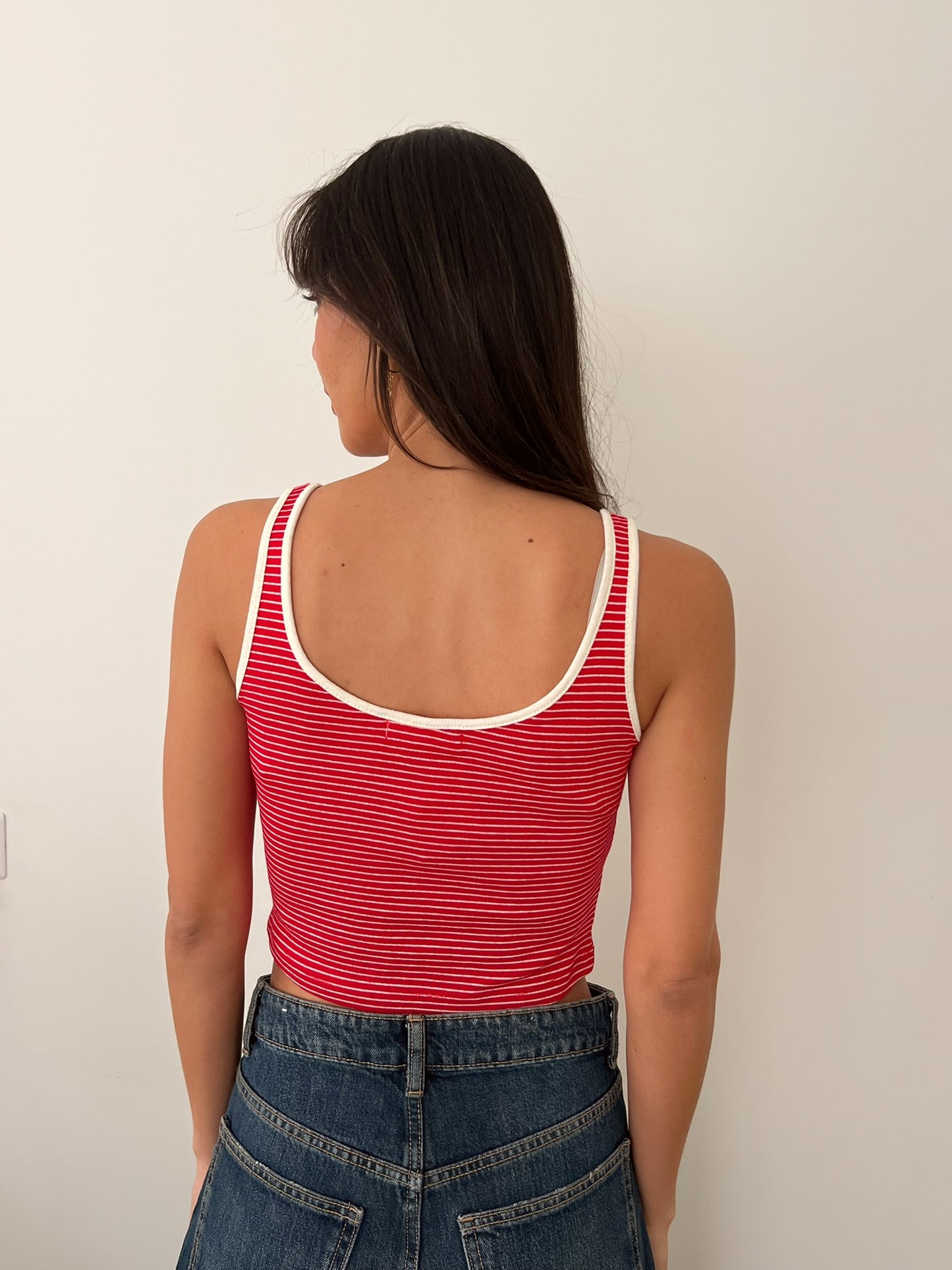 גופיית פסים אדומה