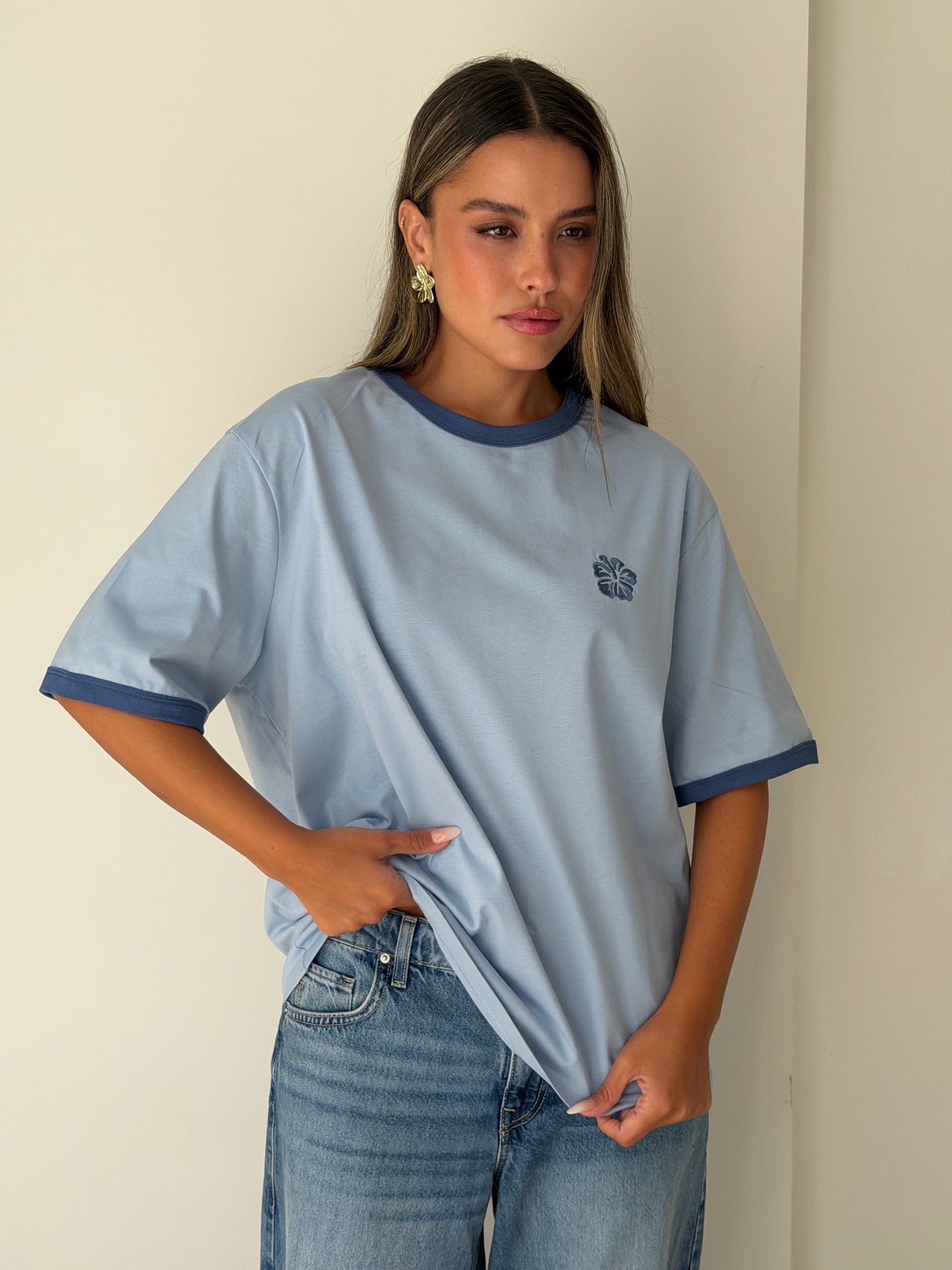 טי-שירט-פרח-מיה-תכלת