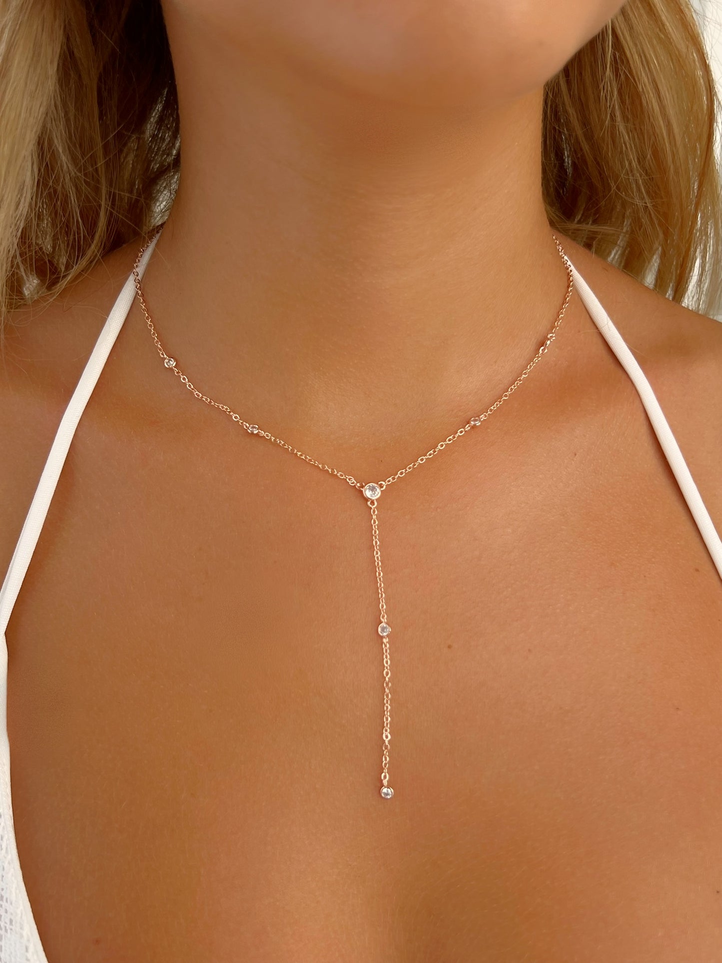 שרשרת זירקונים נופלת