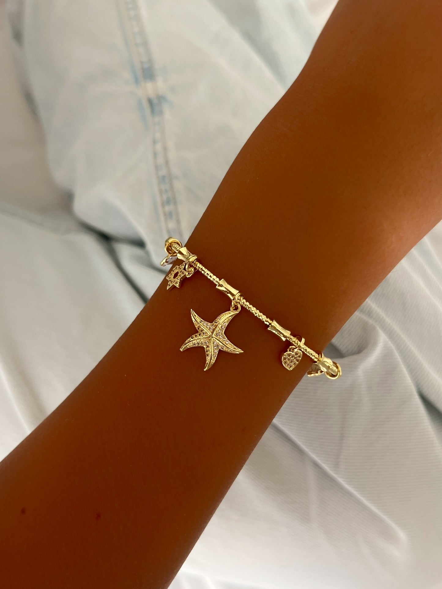 צמיד קשיח תליונים