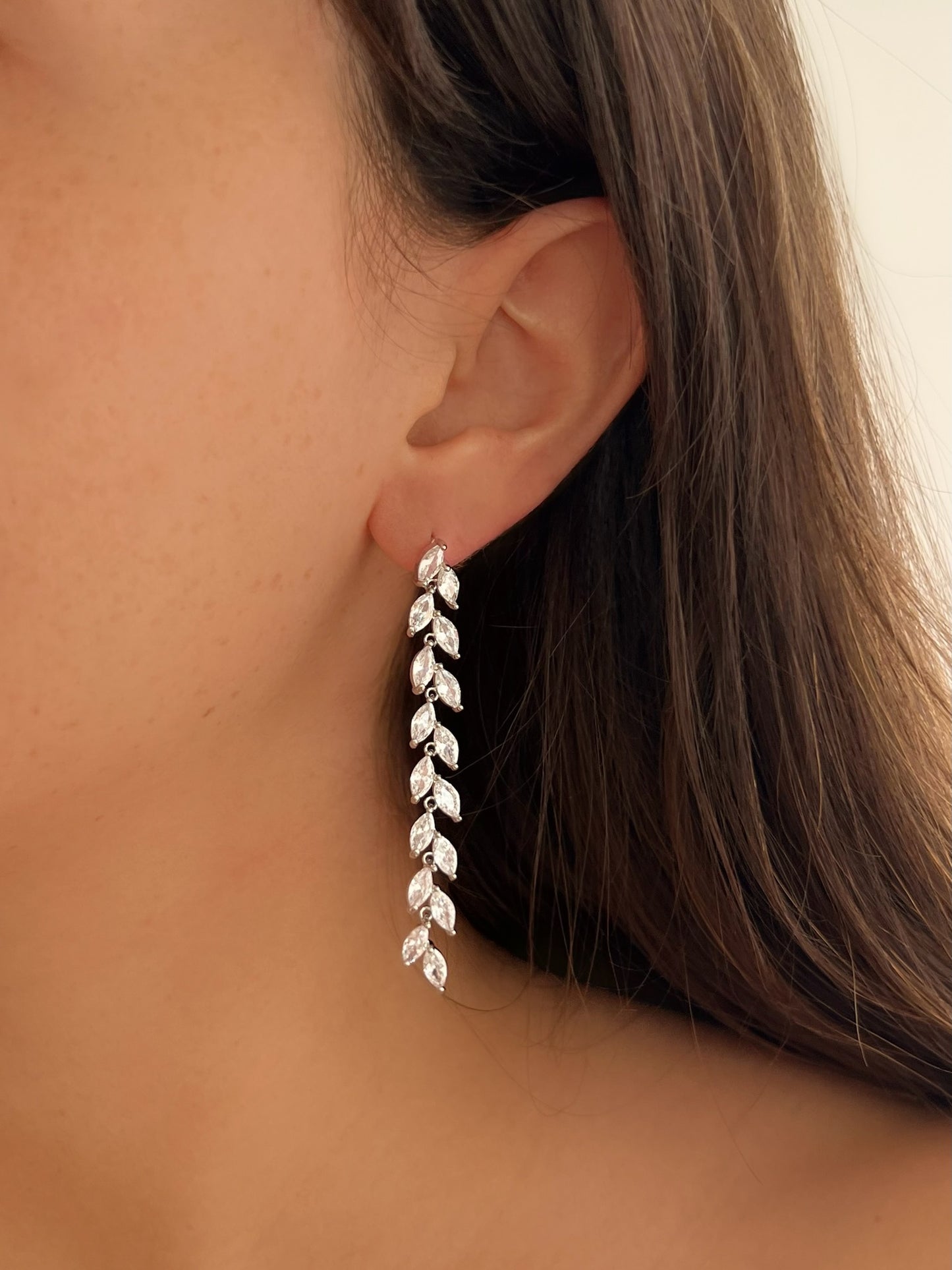 זוג עגילי עלה זירקונים