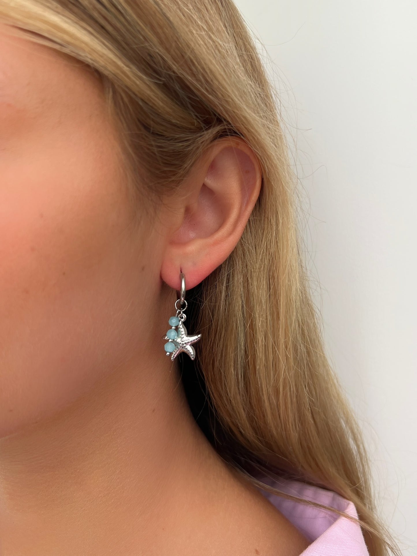 זוג עגילי חישוק כוכב ים בשילוב קריסטלים