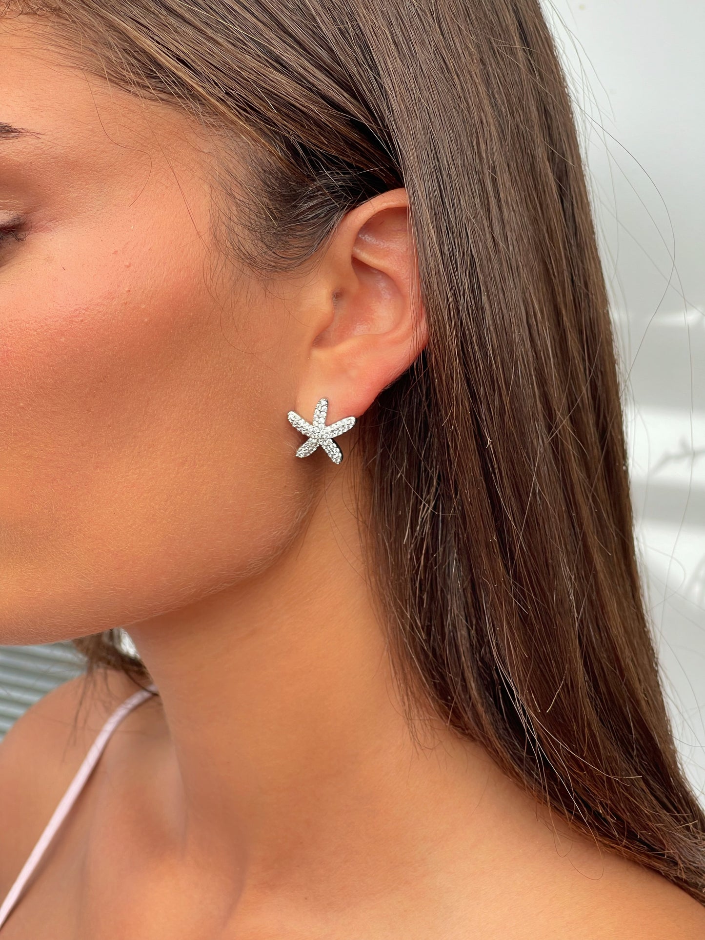 זוג עגילי כוכב ים משובץ