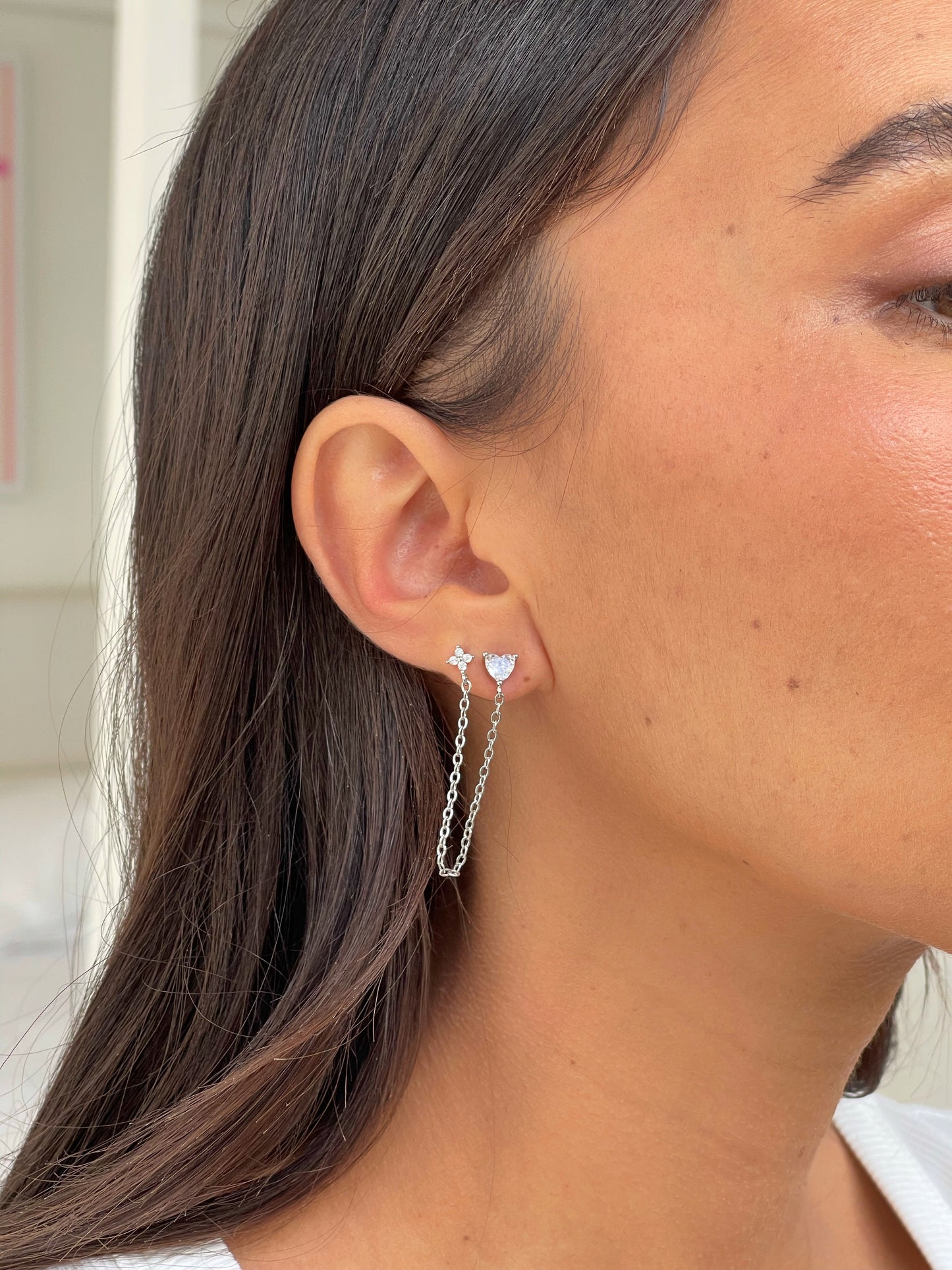 עגיל פרח משובץ עדין בשילוב זירקון לב מכסף אמיתי 925