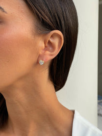 זוג עגילי אבן זירקון לב משובץ