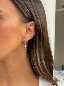 זוג עגילי חישוק פרח משובץ