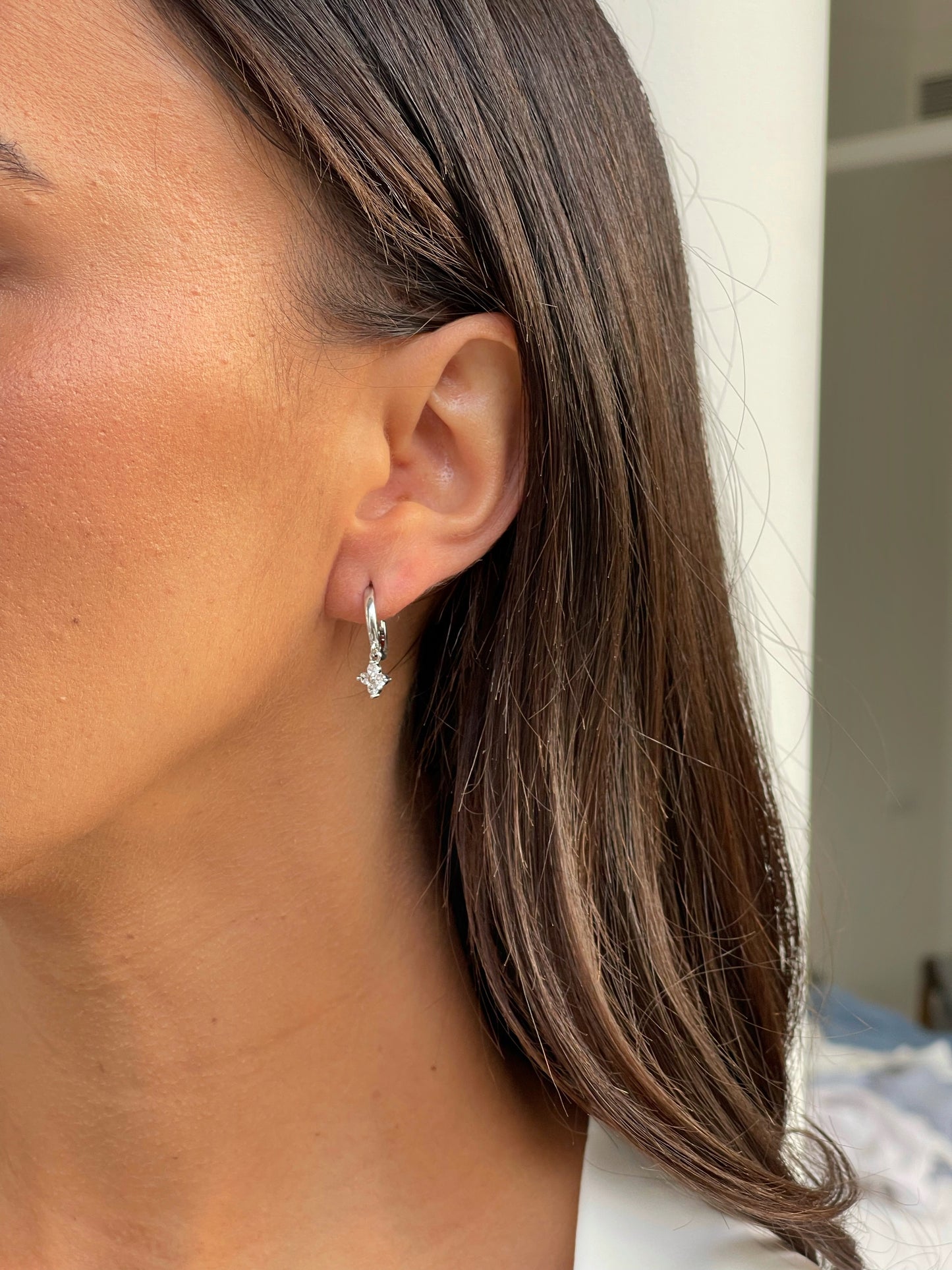 זוג עגילי חישוק פרח משובץ