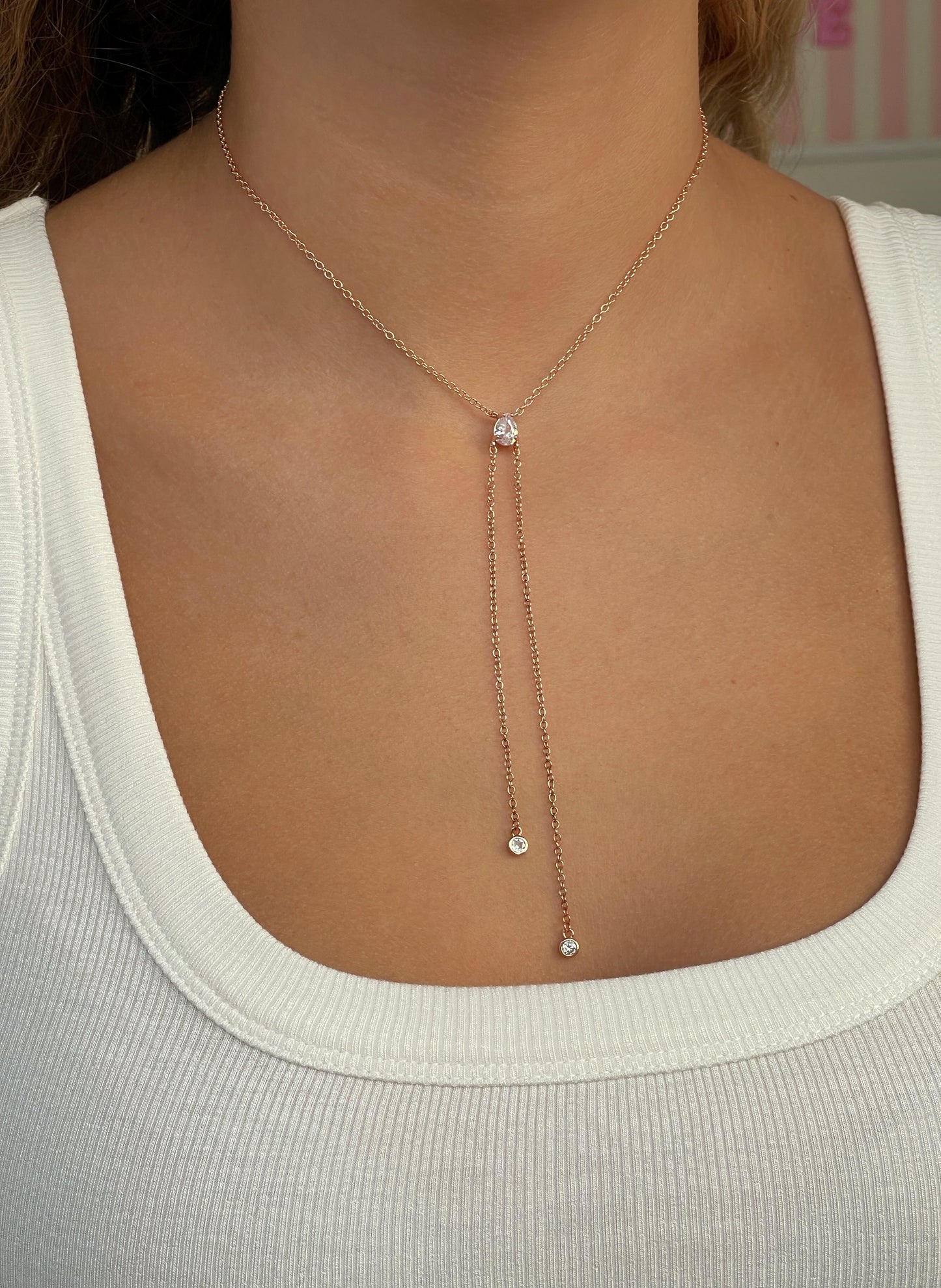 שרשרת טיפה עדינה נופלת