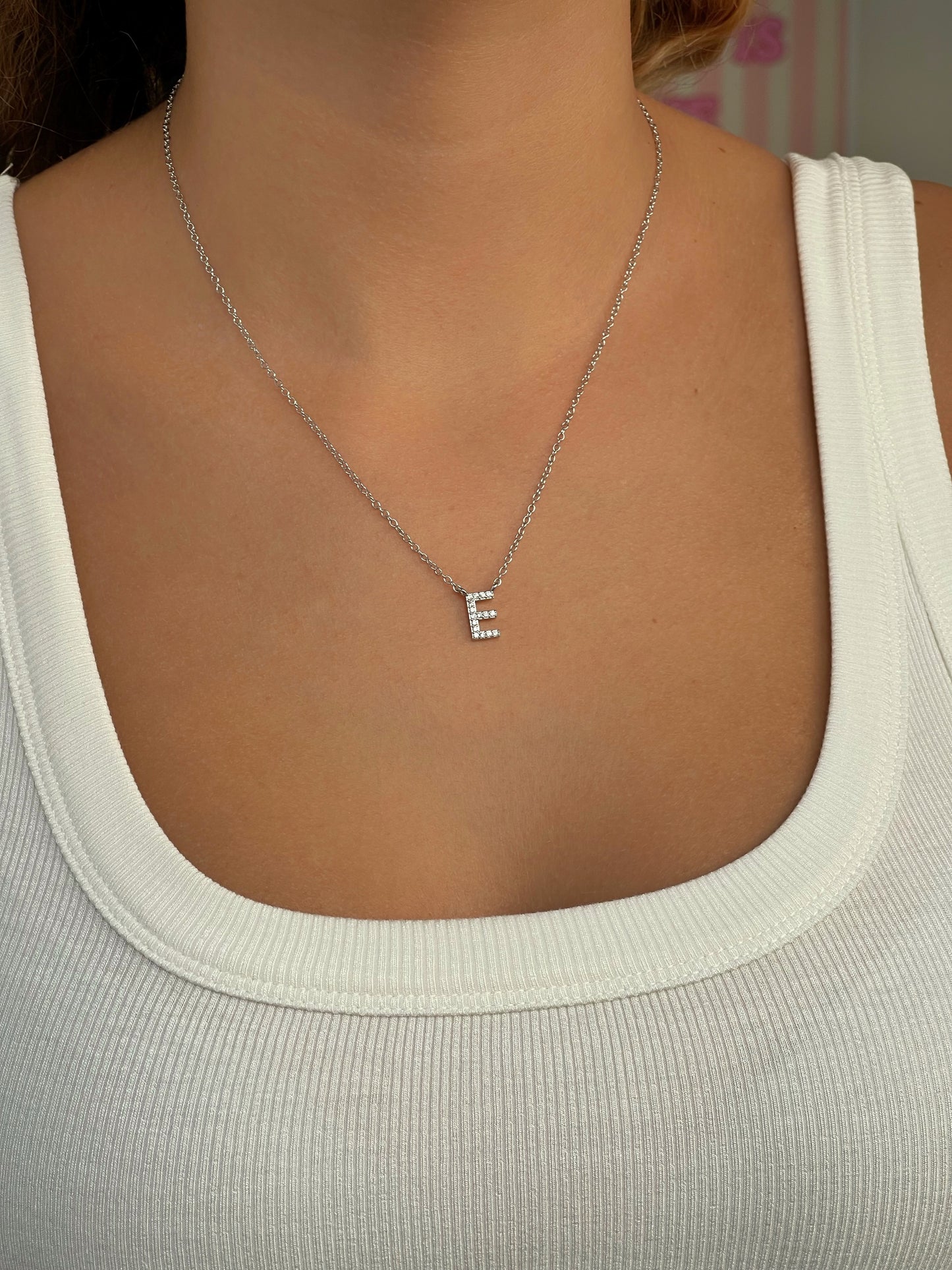 שרשרת אות משובצת עדינה