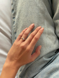 טבעת מרקיז משובצת עדינה