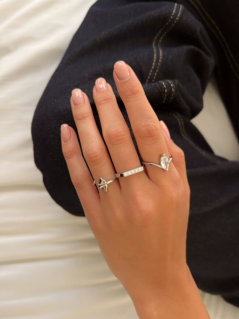 טבעת מנטה ריי פס משובצת וי מרקיז