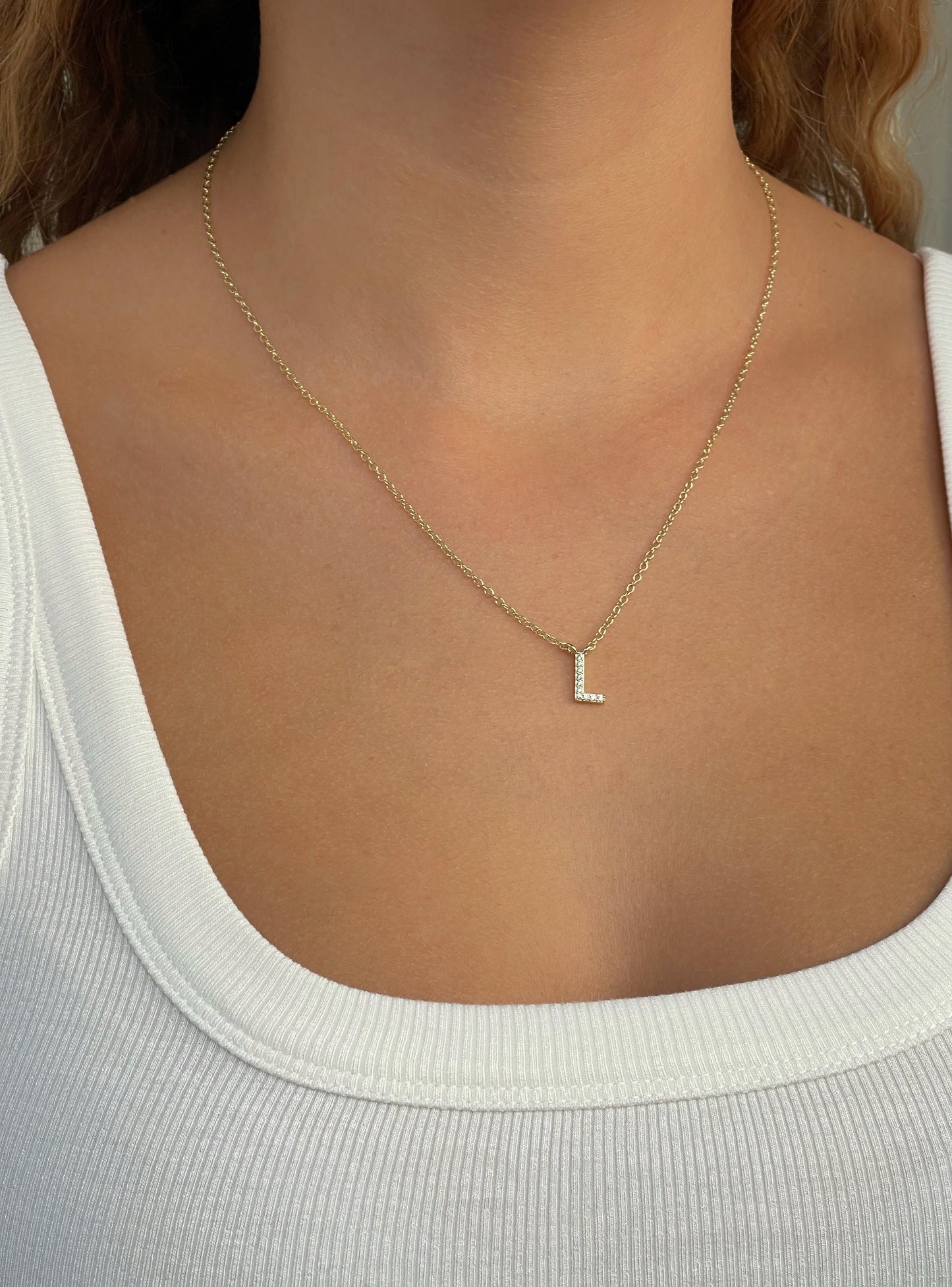 שרשרת אות משובצת עדינה