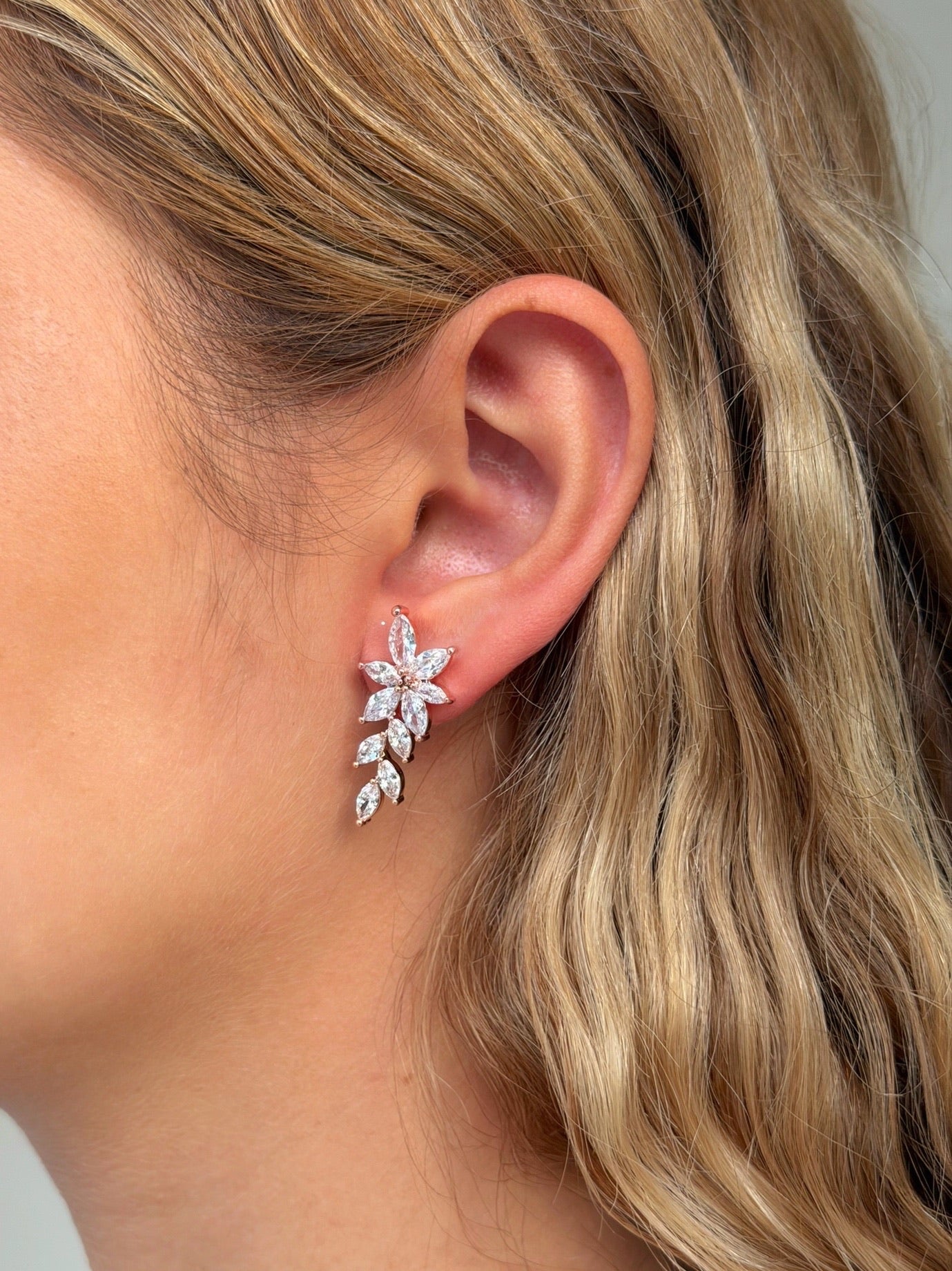 זוג עגילי פלאוור משובץ