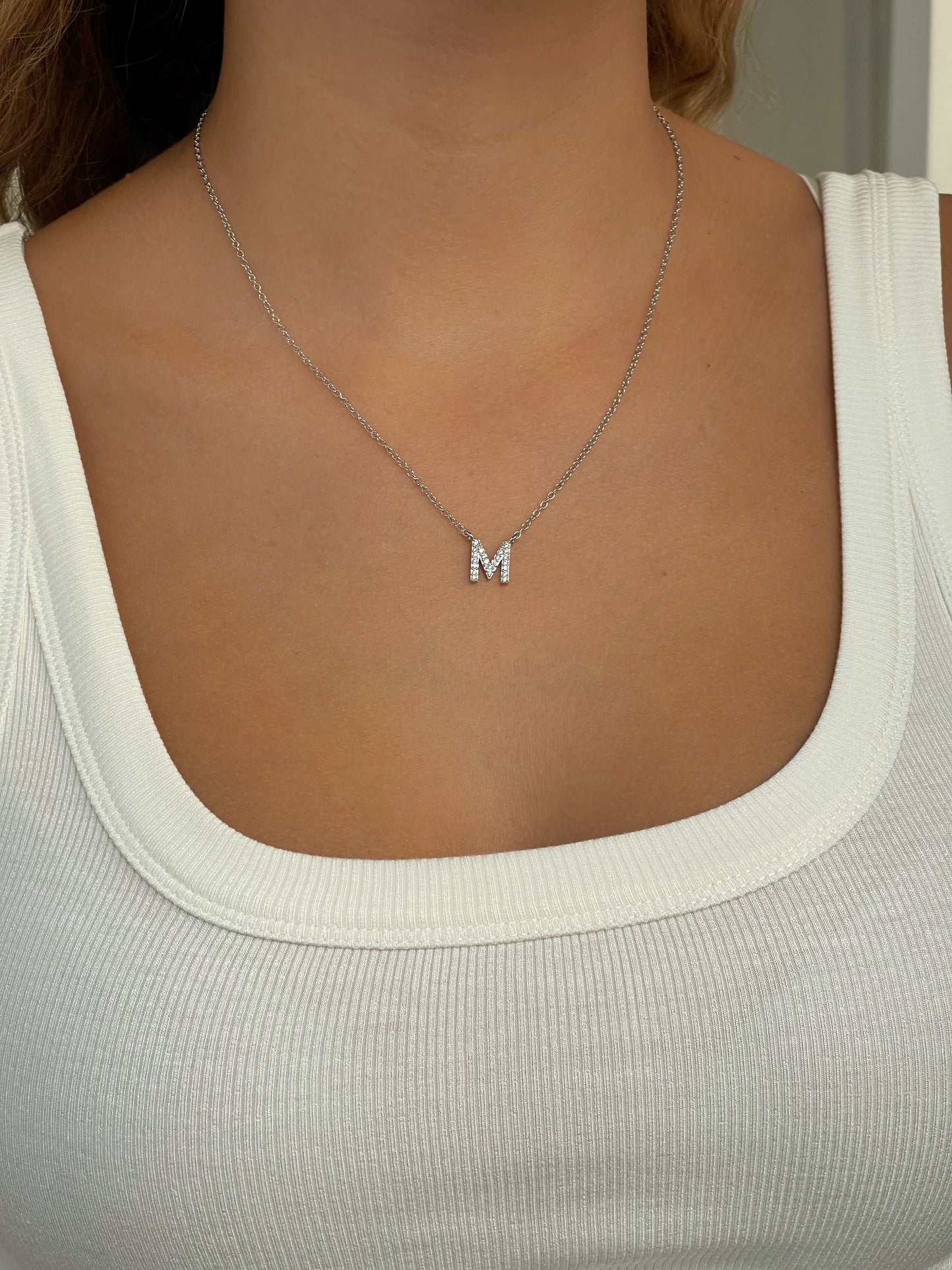 שרשרת אות משובצת עדינה