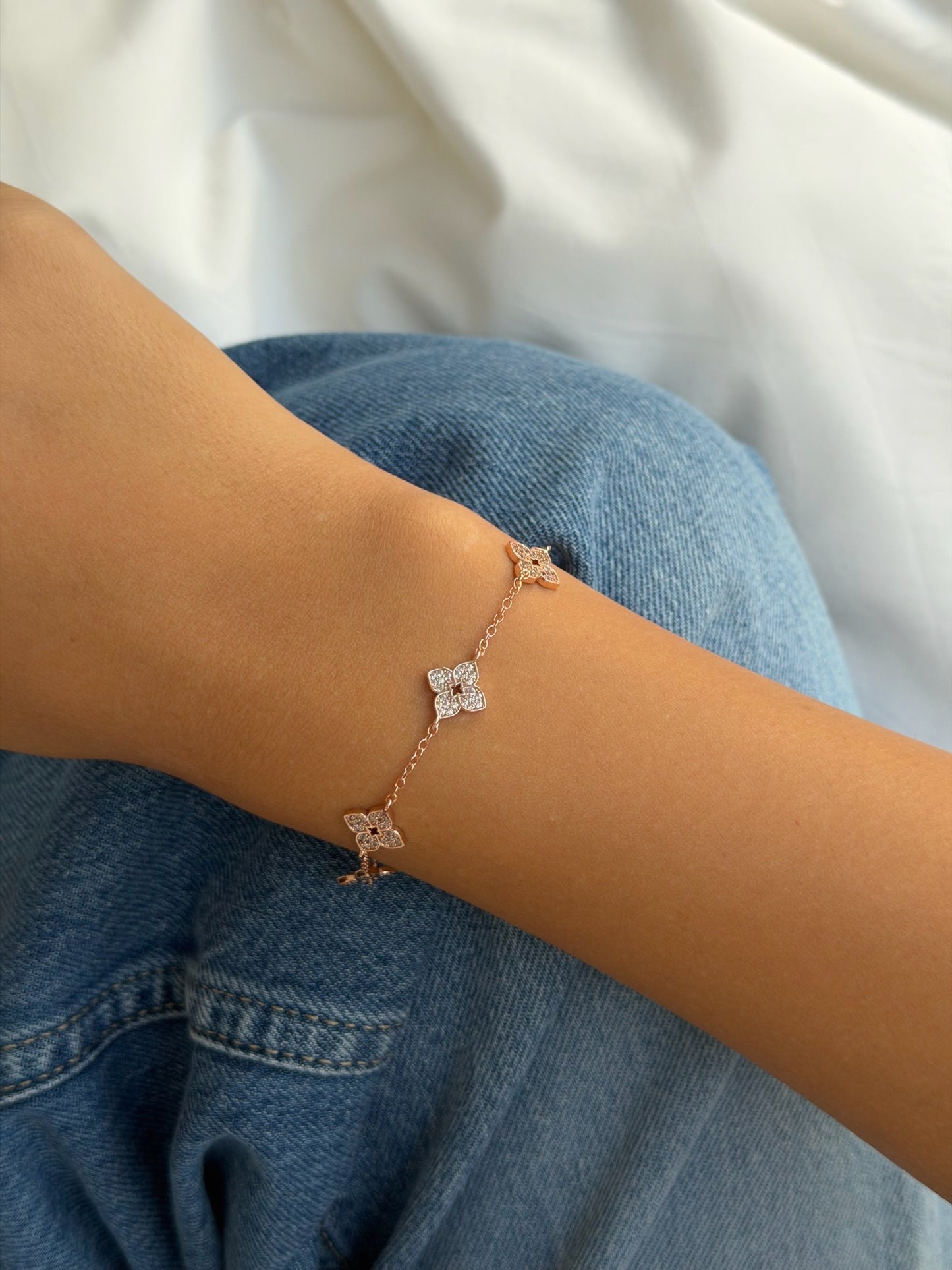 צמיד פרחים משובצים