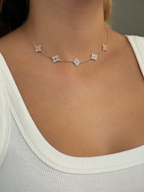 שרשרת פרחים משובצים