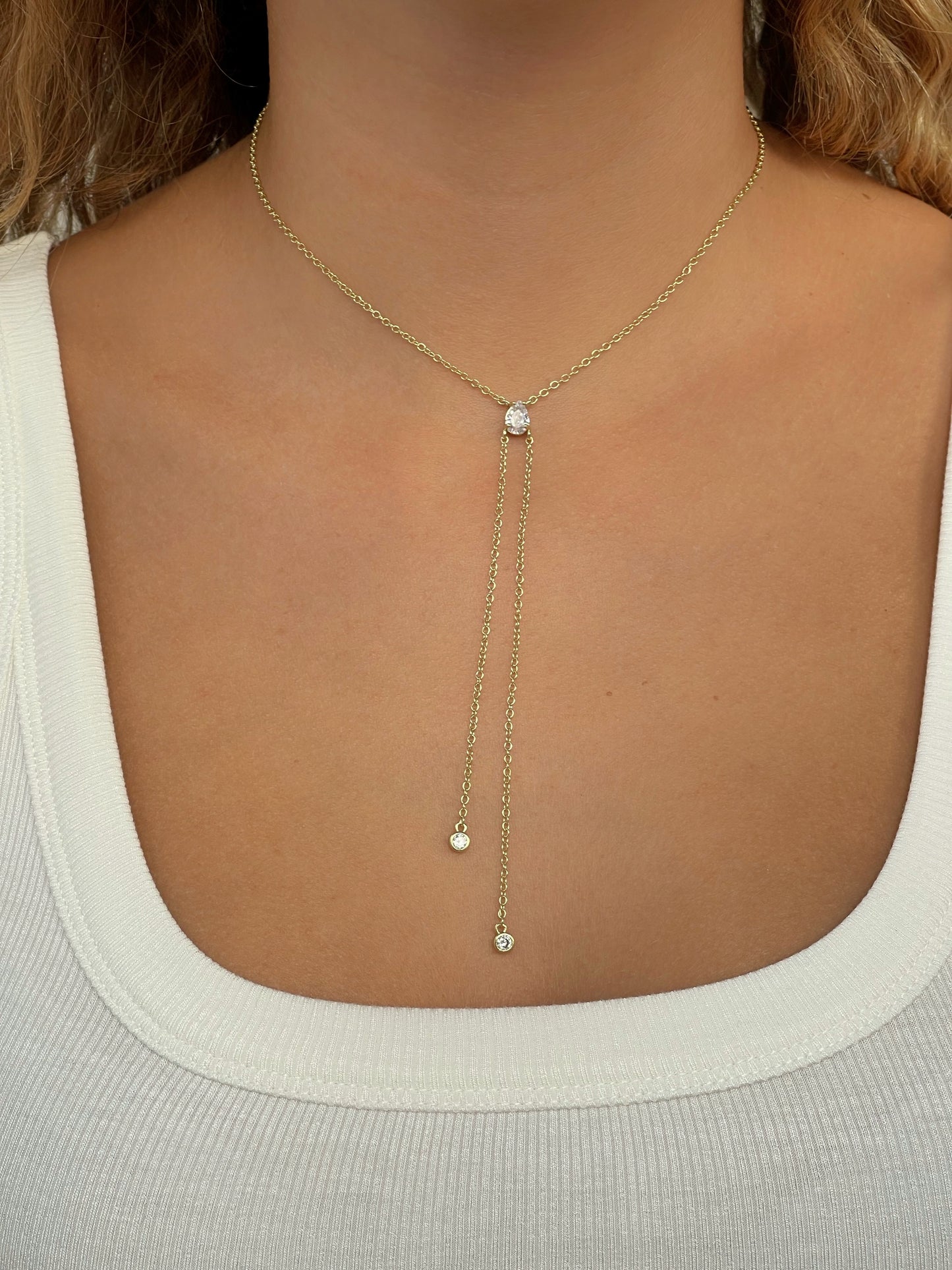 שרשרת טיפה עדינה נופלת