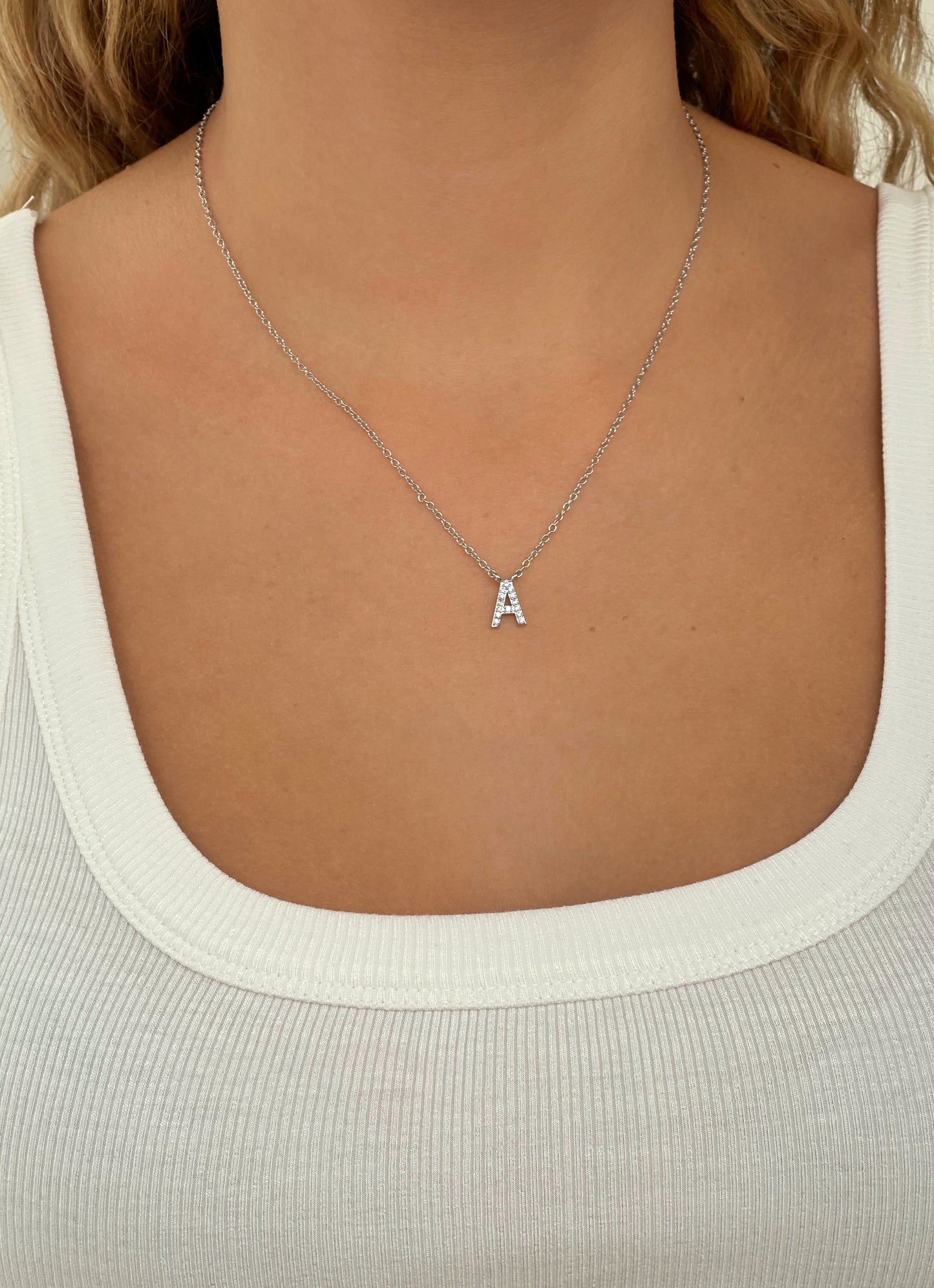 שרשרת אות משובצת עדינה