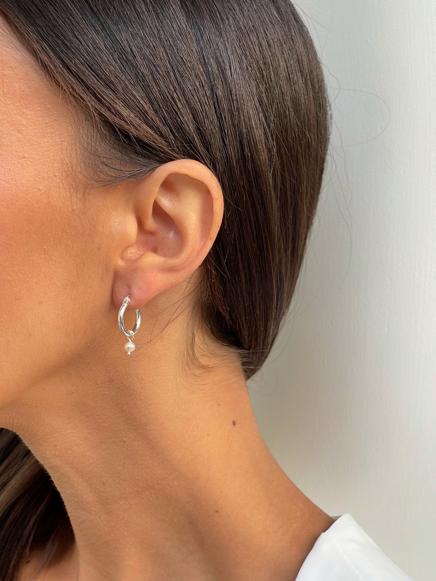 זוג עגילי חישוק פנינה מכסף אמיתי 925