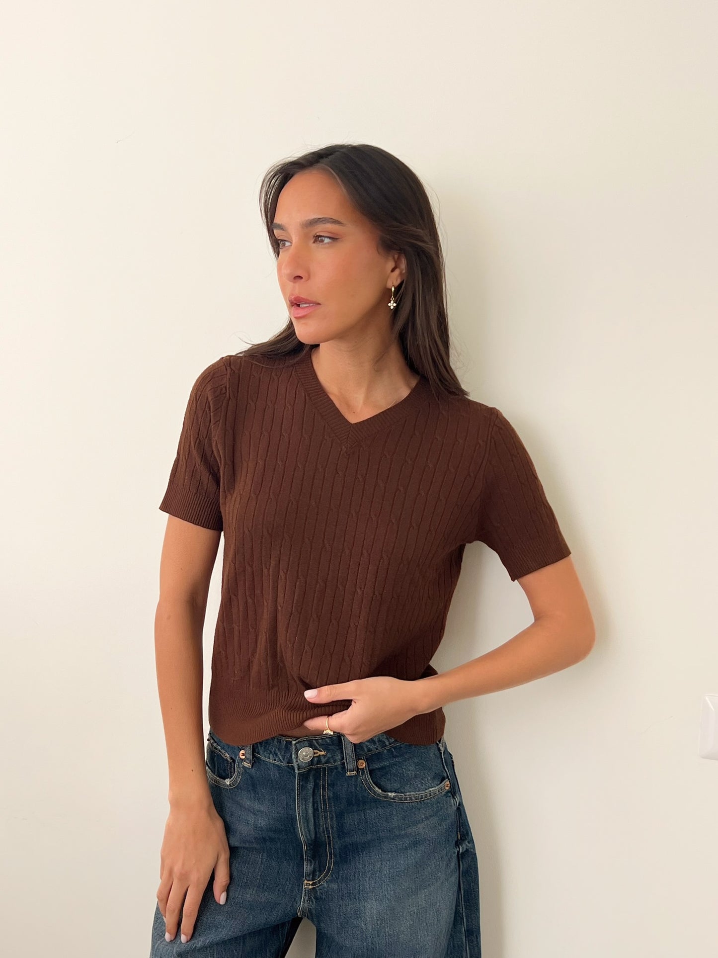 חולצת סוודר וי קצרה