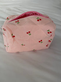 תיק איפור דובדבנים