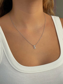 שרשרת אות משובצת עדינה