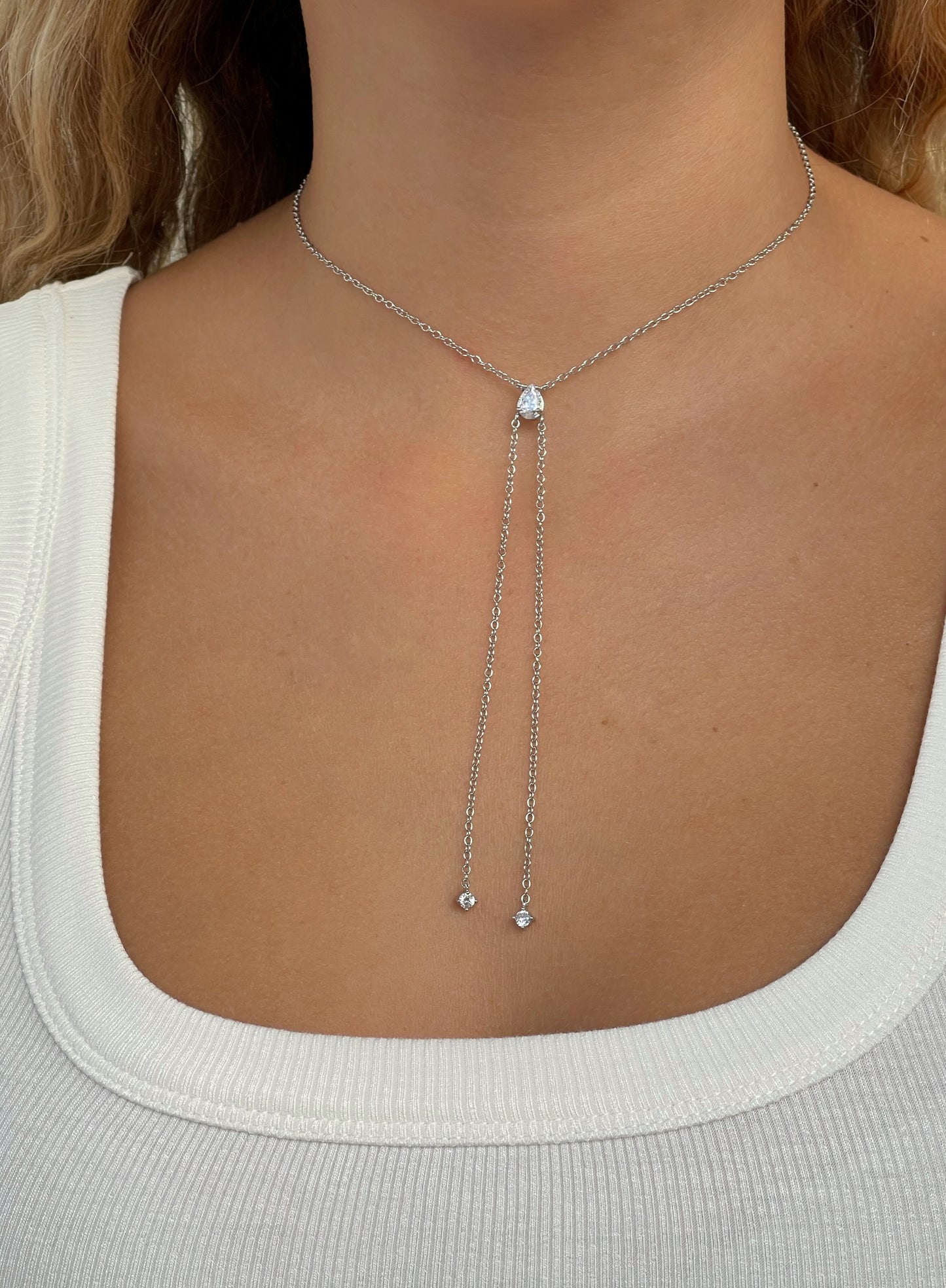 שרשרת טיפה עדינה נופלת