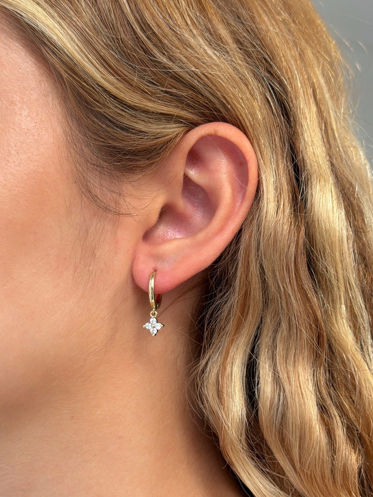 זוג עגילי חישוק פרח מושבץ