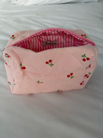 תיק איפור דובדבנים