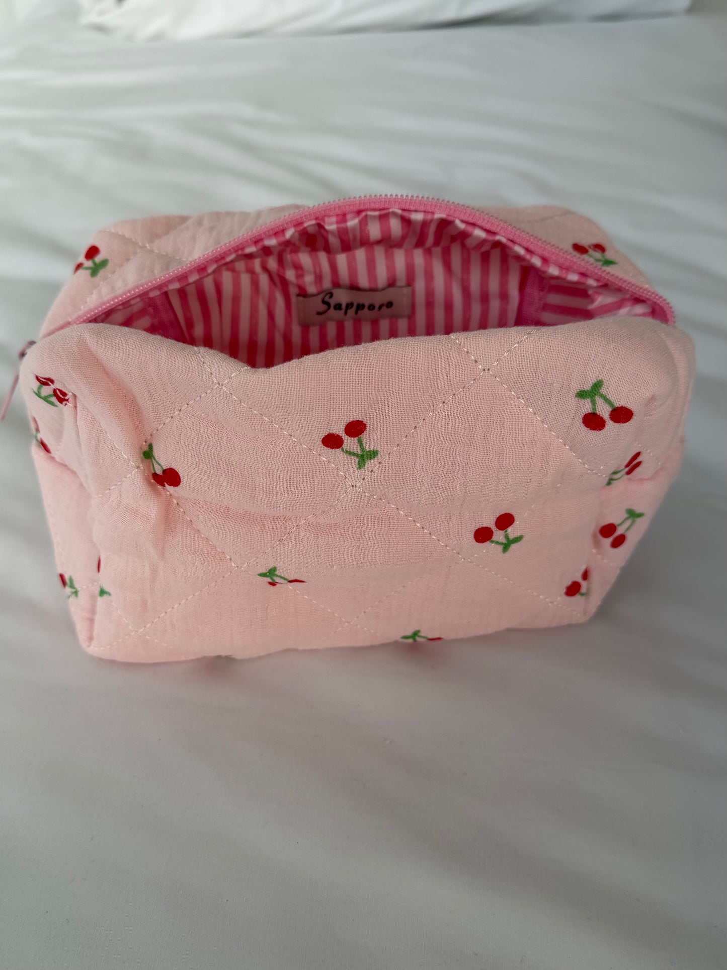 תיק איפור דובדבנים