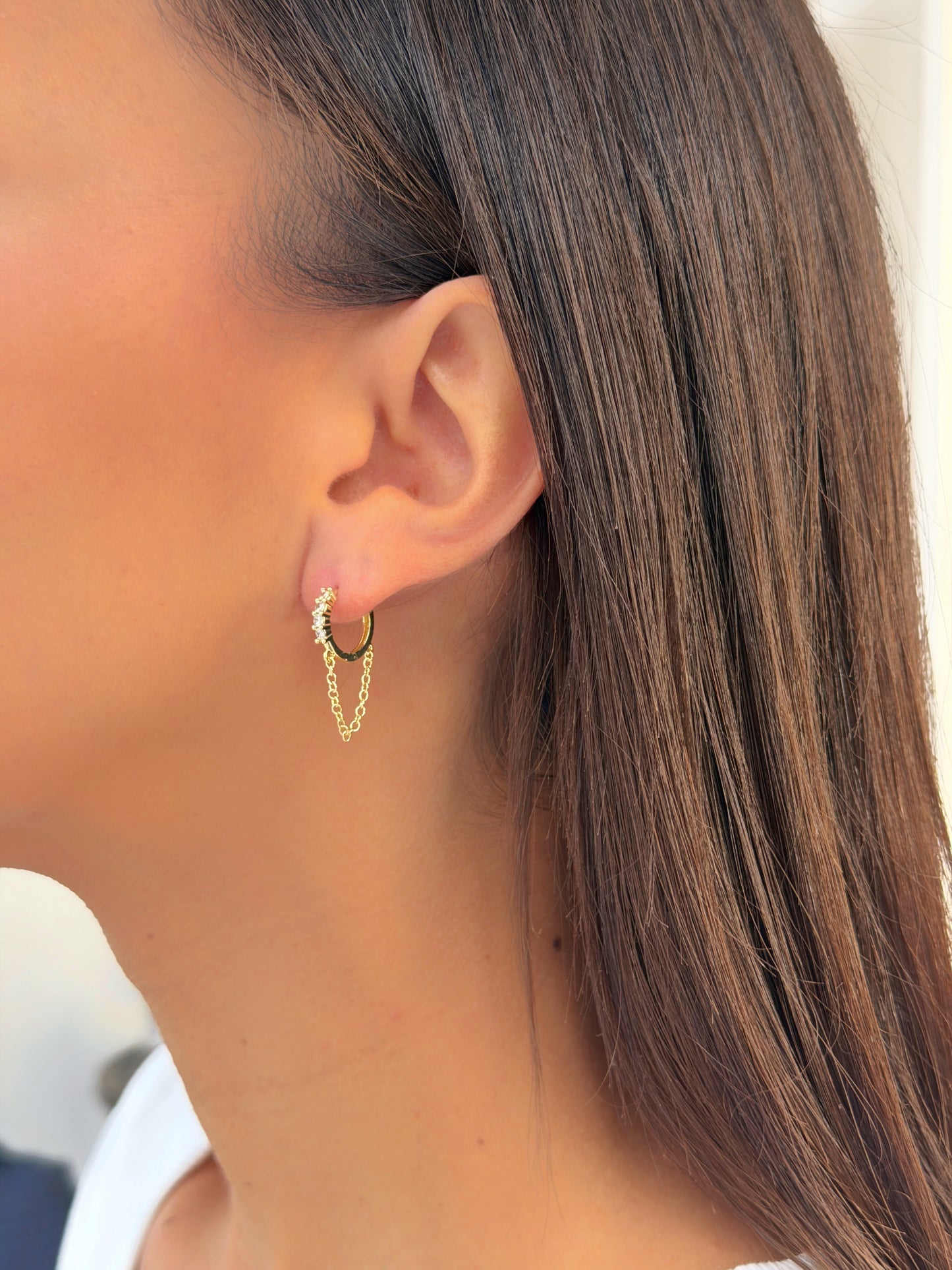 זוג עגילי חישוק משובץ בשילוב שרשרת