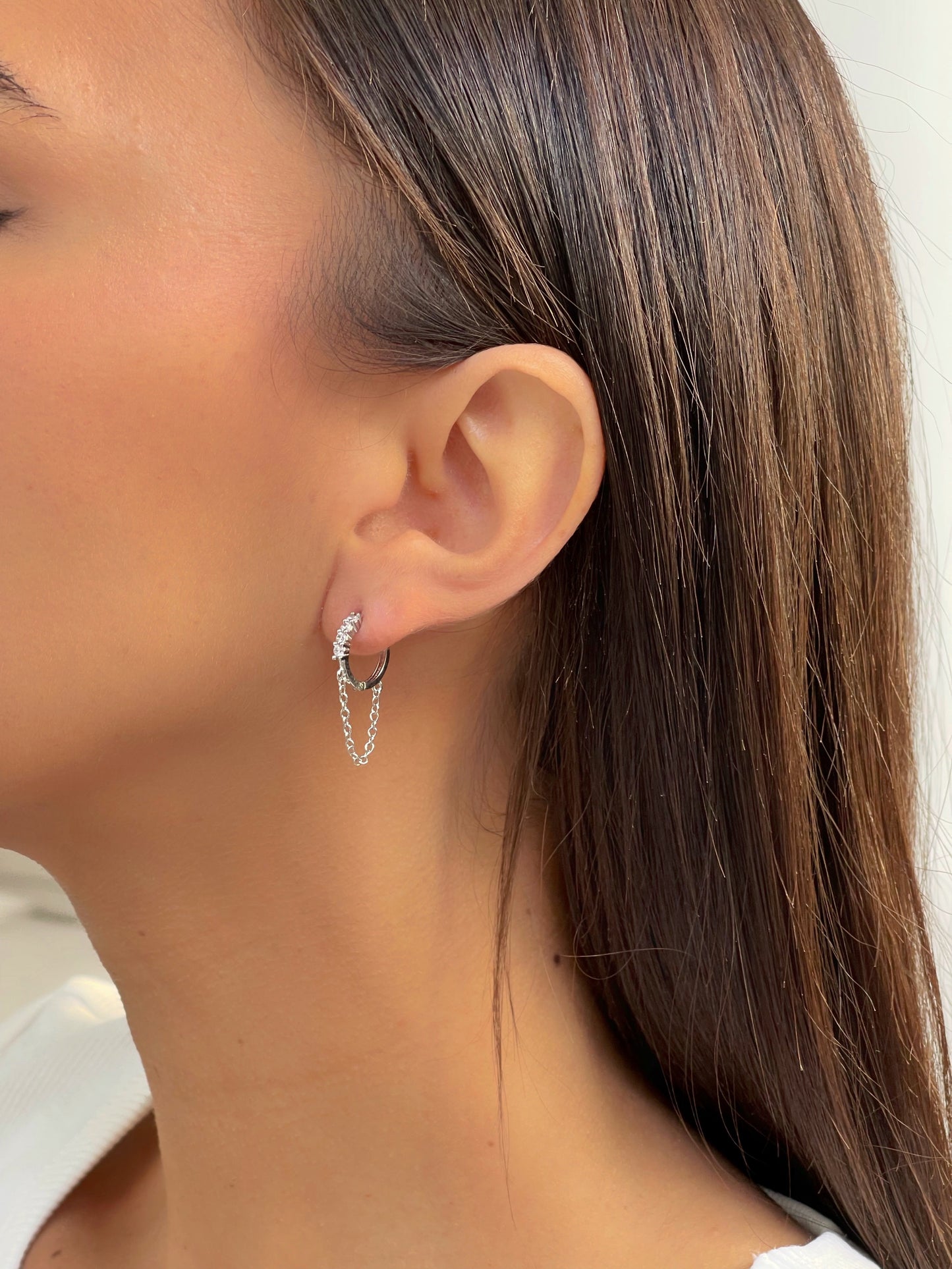 זוג עגילי חישוק משובץ בשילוב שרשרת