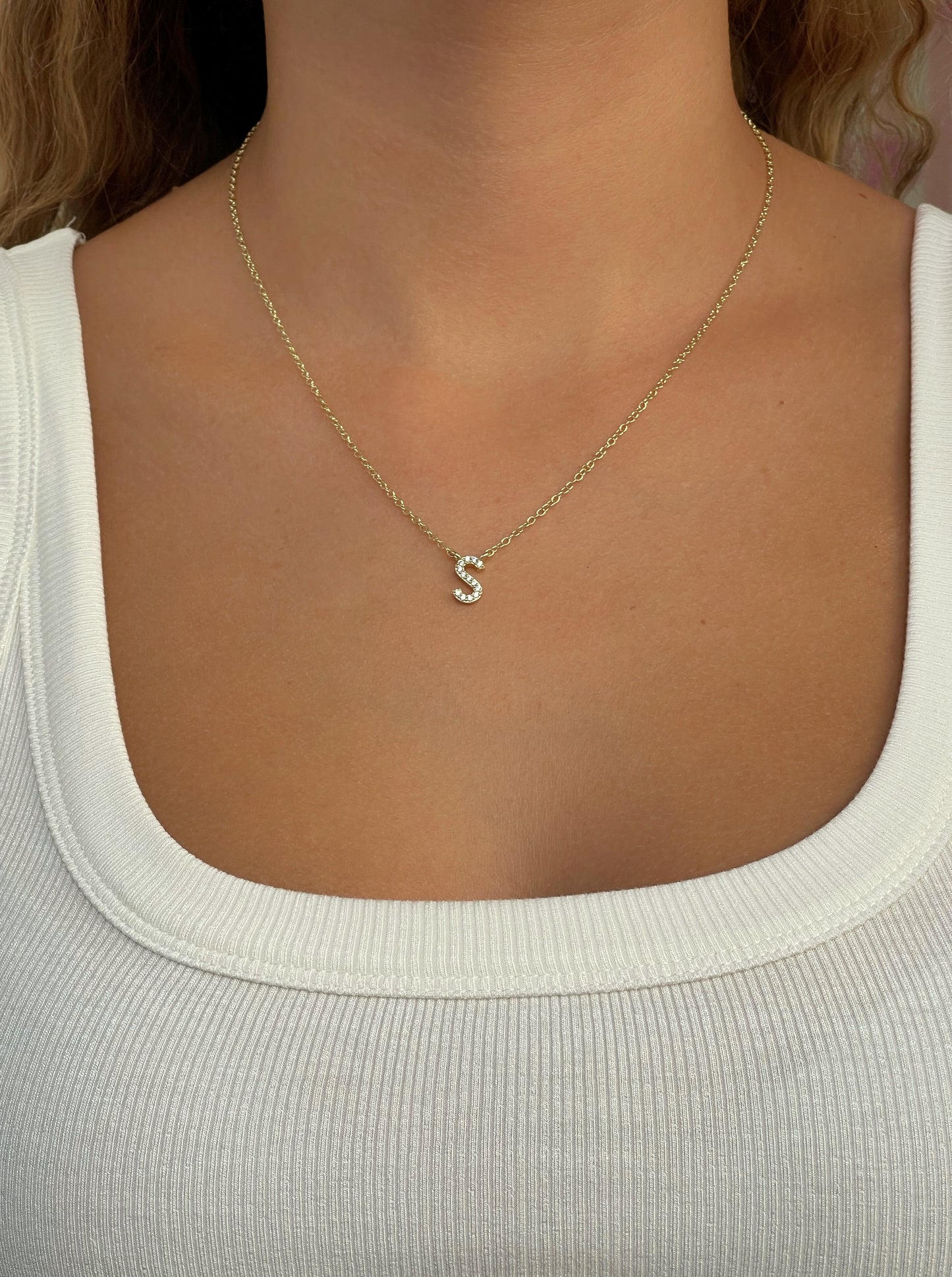 שרשרת אות משובצת עדינה