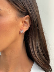 זוג עגילי זירקונים פרח