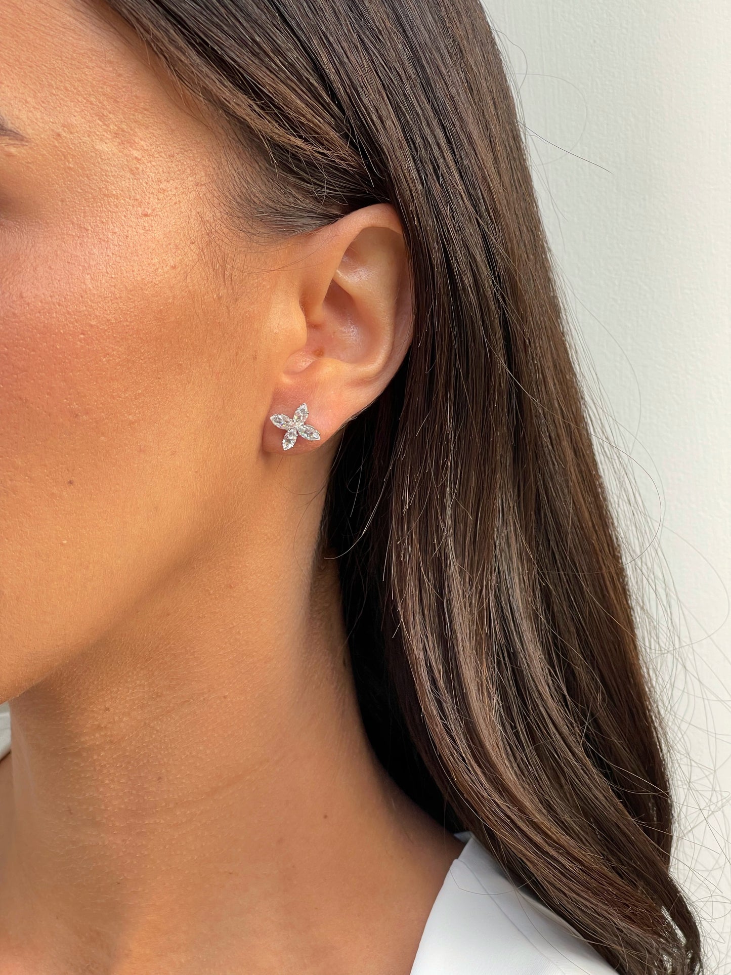 זוג עגילי זירקונים פרח