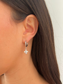 זוג עגילי חישוק פרח משובץ אל חלד