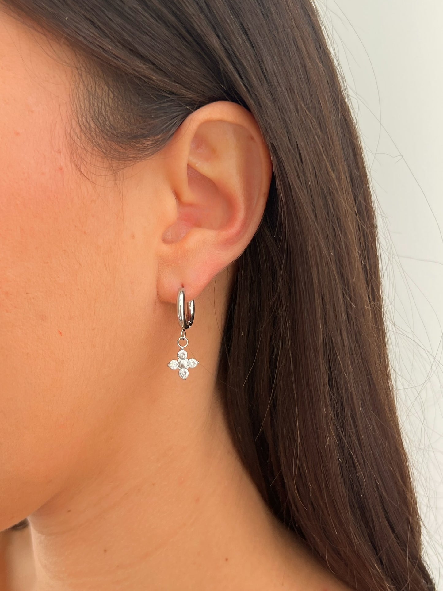 זוג עגילי חישוק פרח משובץ אל חלד