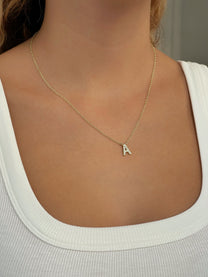 שרשרת אות משובצת עדינה