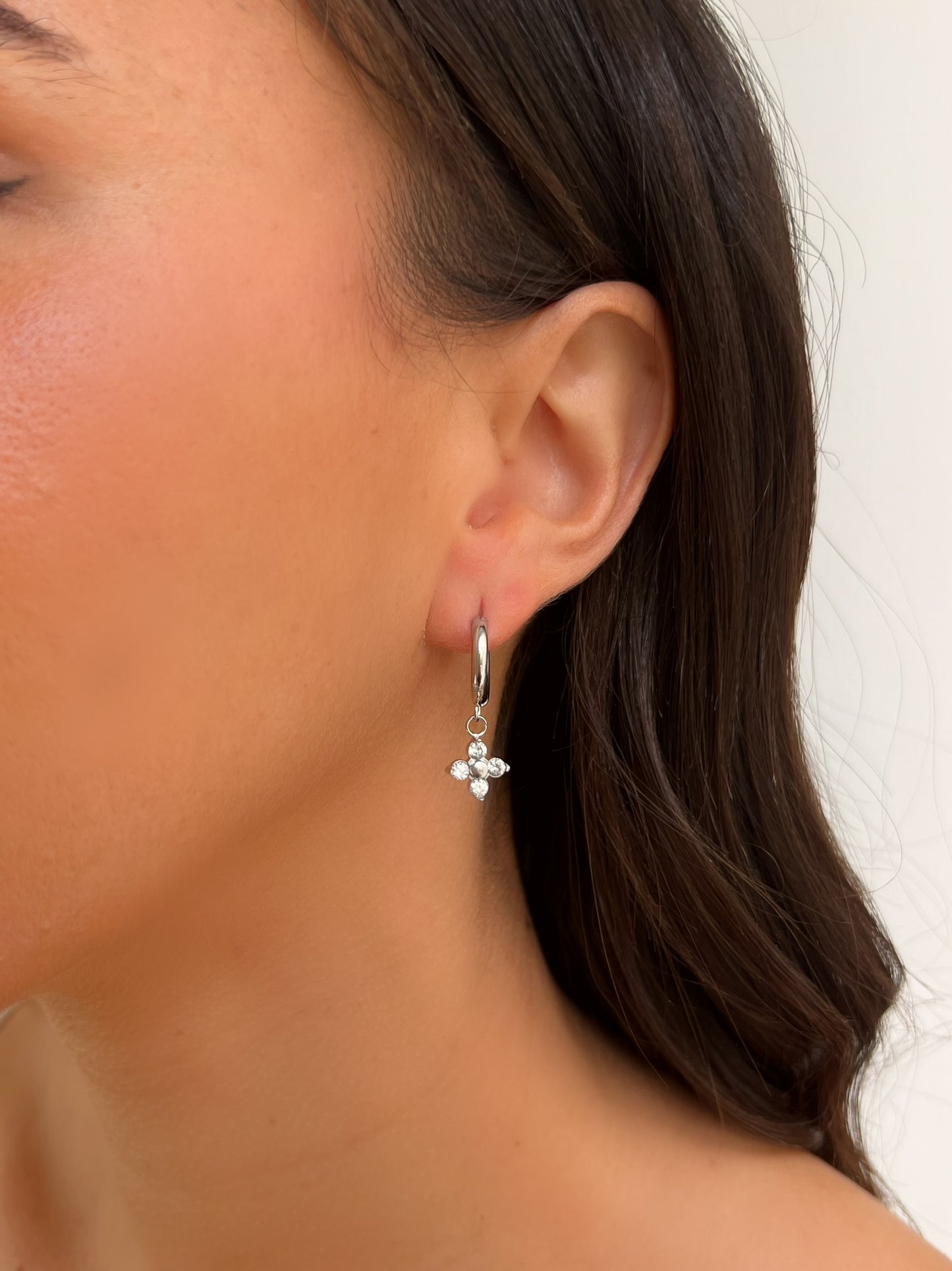 זוג עגילי חישוק פרח משובץ אל חלד