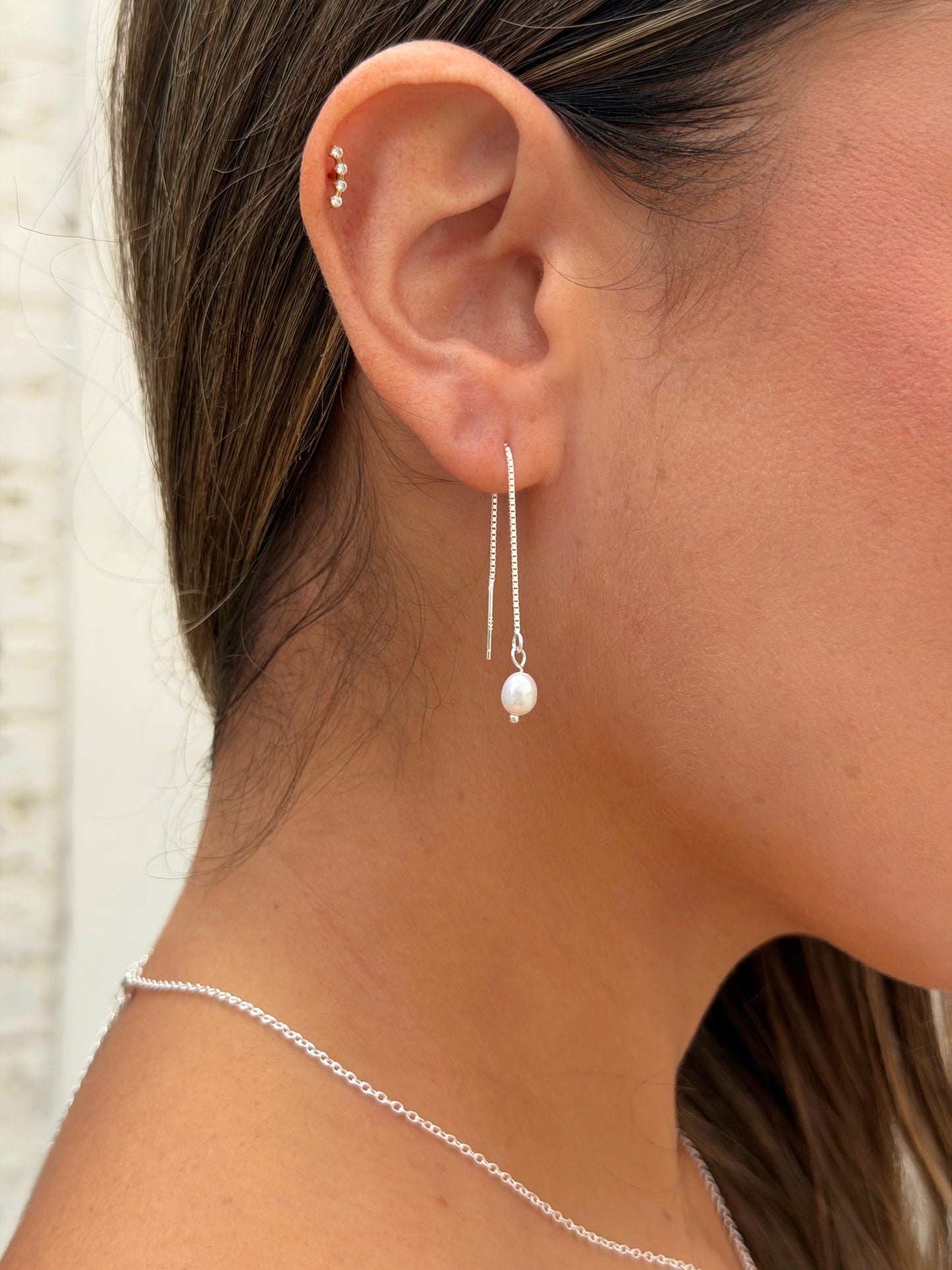 זוג עגילי שרוך פנינה קטנים מכסף אמיתי 925