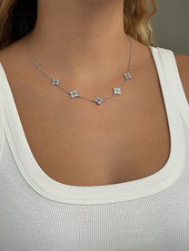 שרשרת פרחים משובצים