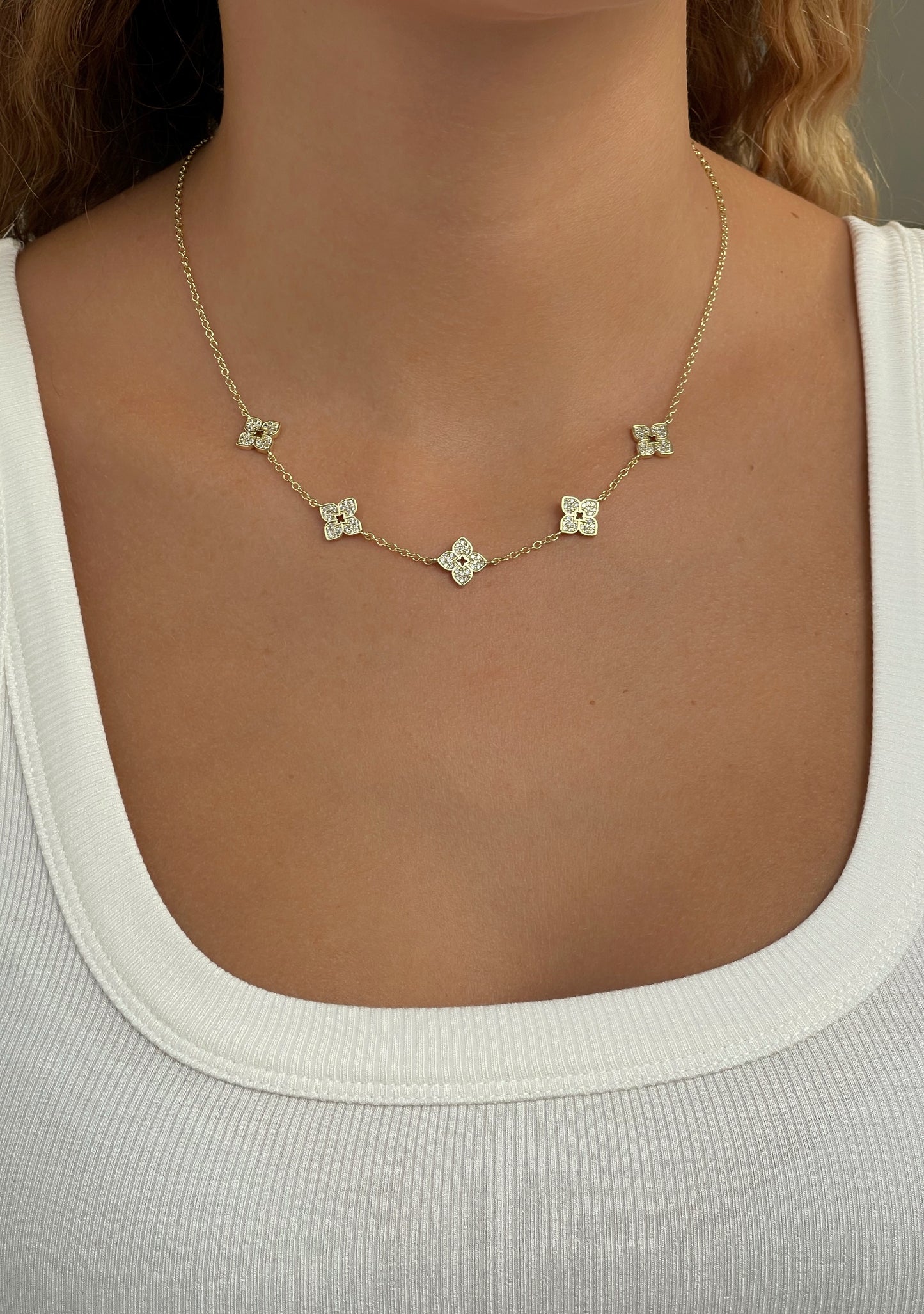 שרשרת פרחים משובצים