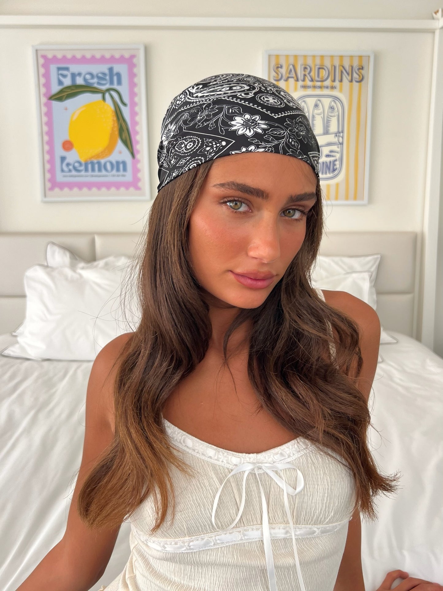 בנדנה לשיער עלמה שחורה