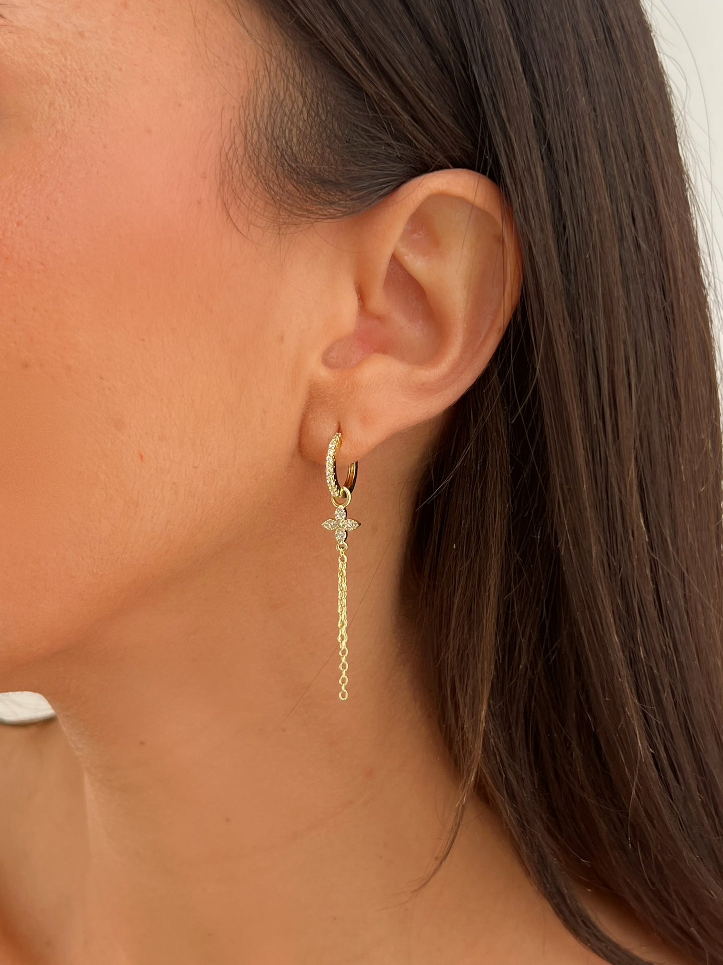 זוג עגילי חישוק פרח בשילוב שרשרת