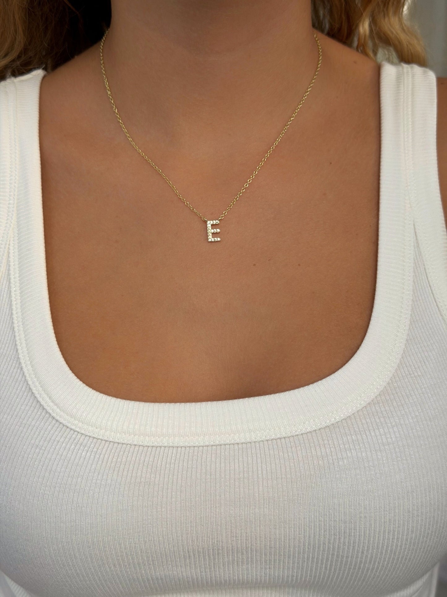 שרשרת אות משובצת עדינה