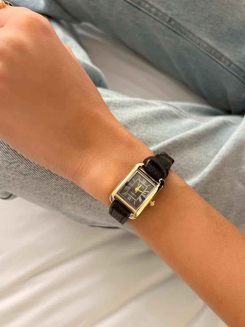 שעון-מרובע-תמי-שחור-רקע-שחור