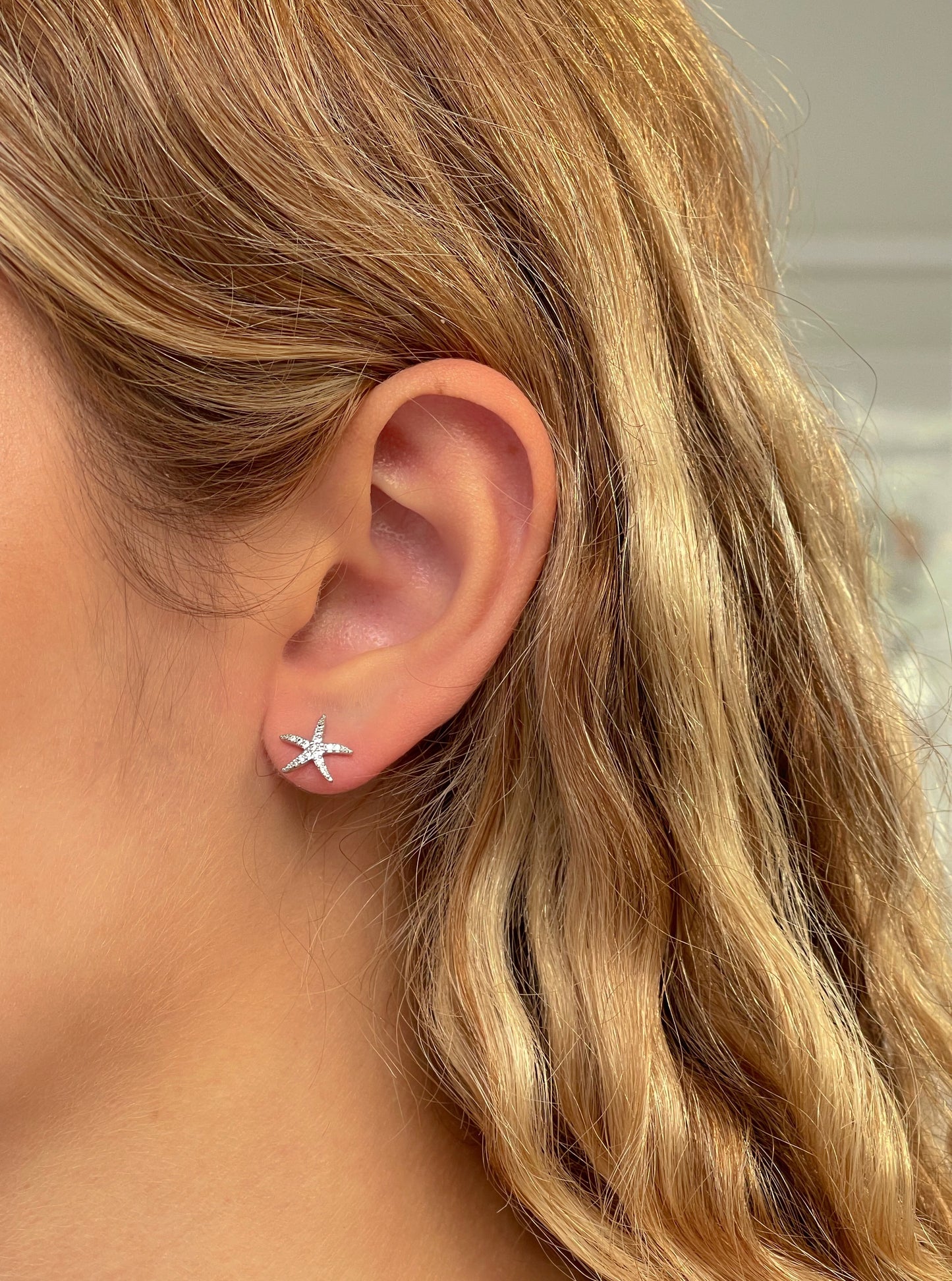 זוג עגילי כוכב ים משובץ קטן