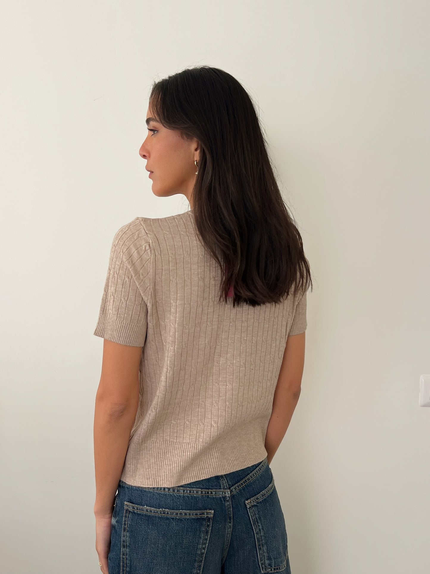 חולצת סוודר וי קצרה