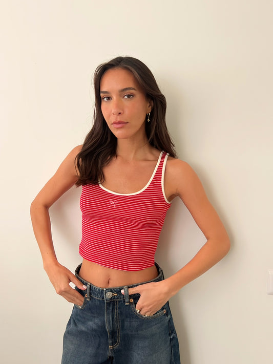 גופיית פסים אדומה